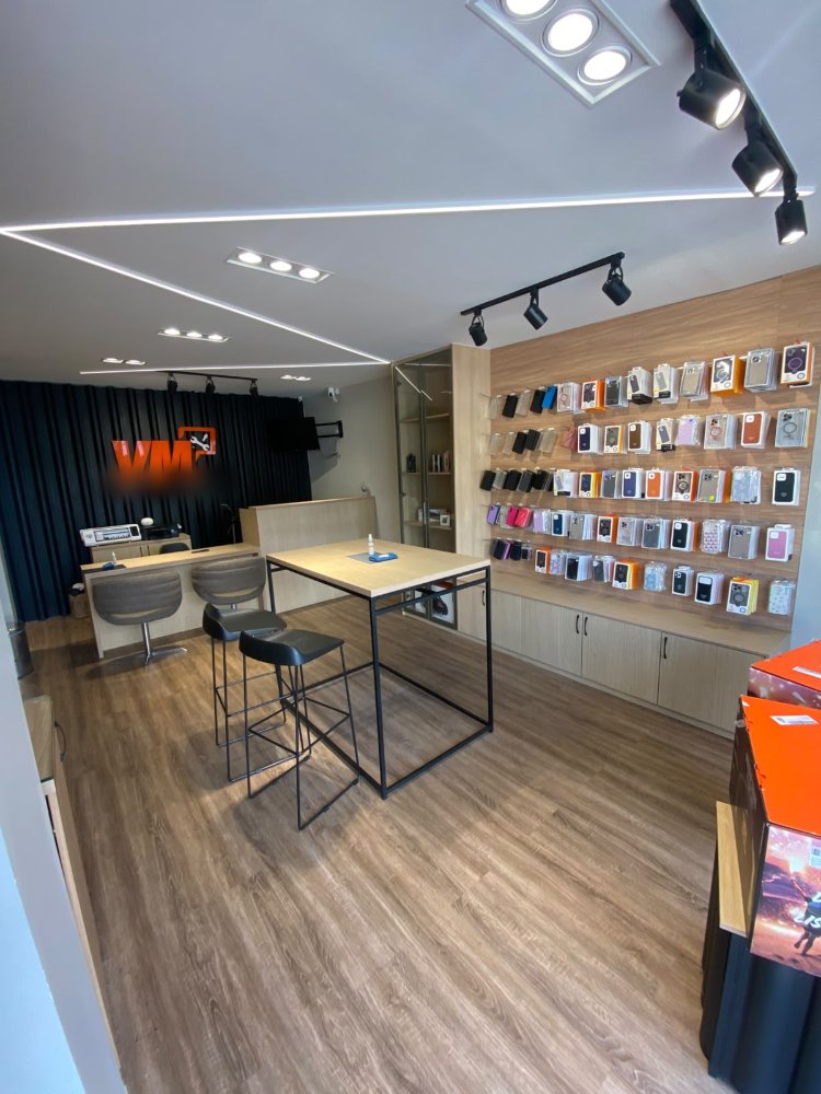 Interior da loja VM com parede de acessórios