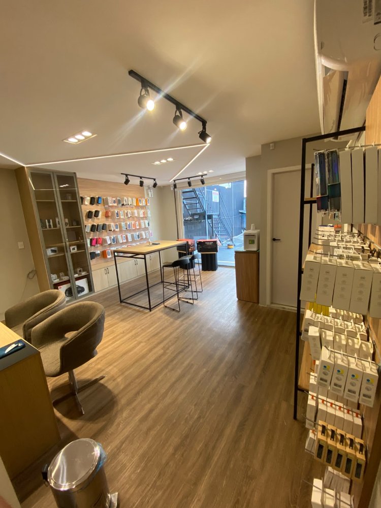 Vitrine de acessórios e área de espera da loja VM