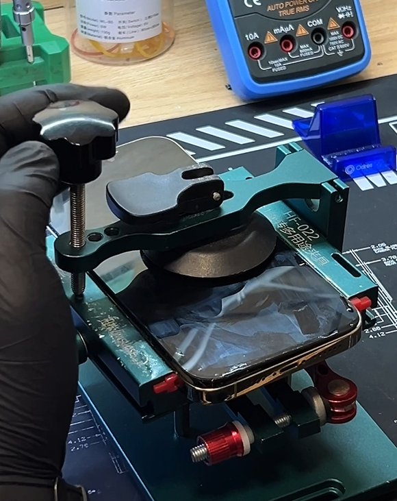 Tela de celular fixada em prensa profissional