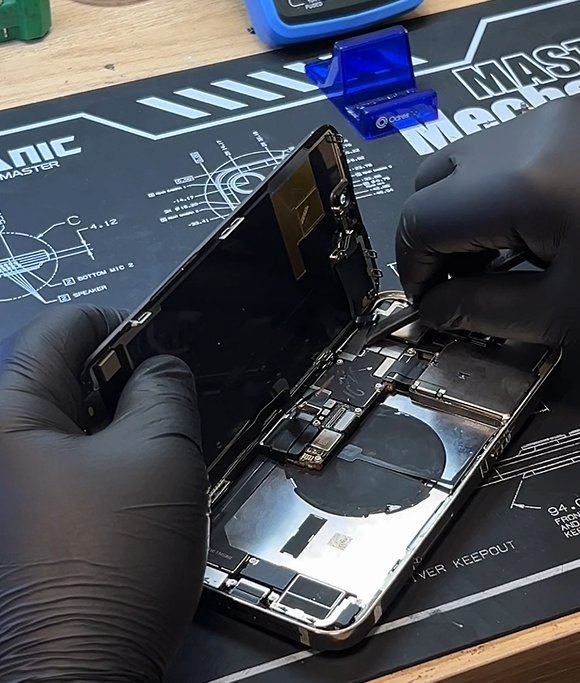 Profissional trabalhando nos componentes internos de um celular