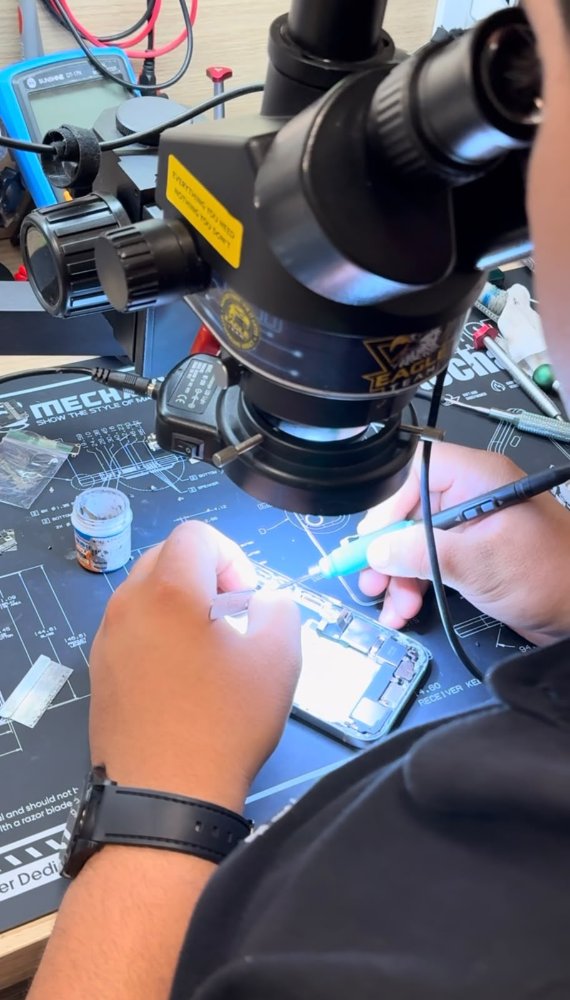 Trabalho de precisão em placa com microscópio