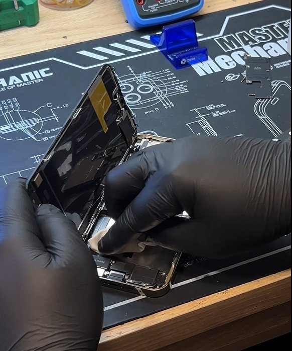 Limpeza interna de um celular aberto na bancada
